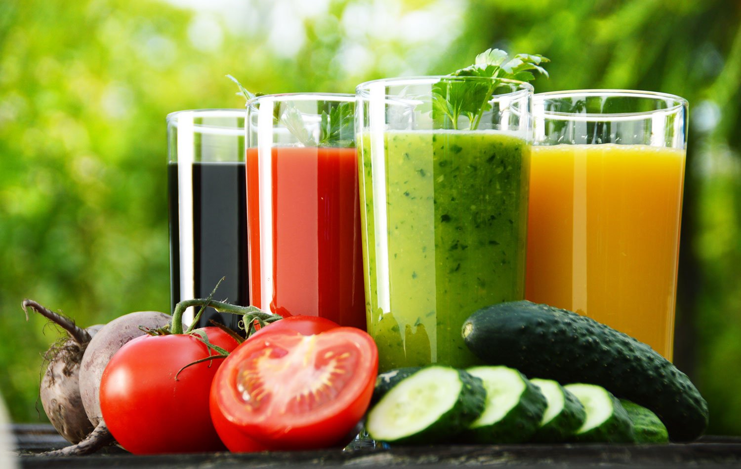 Glasses-with-fresh-vegetable-juices-in-the-garden