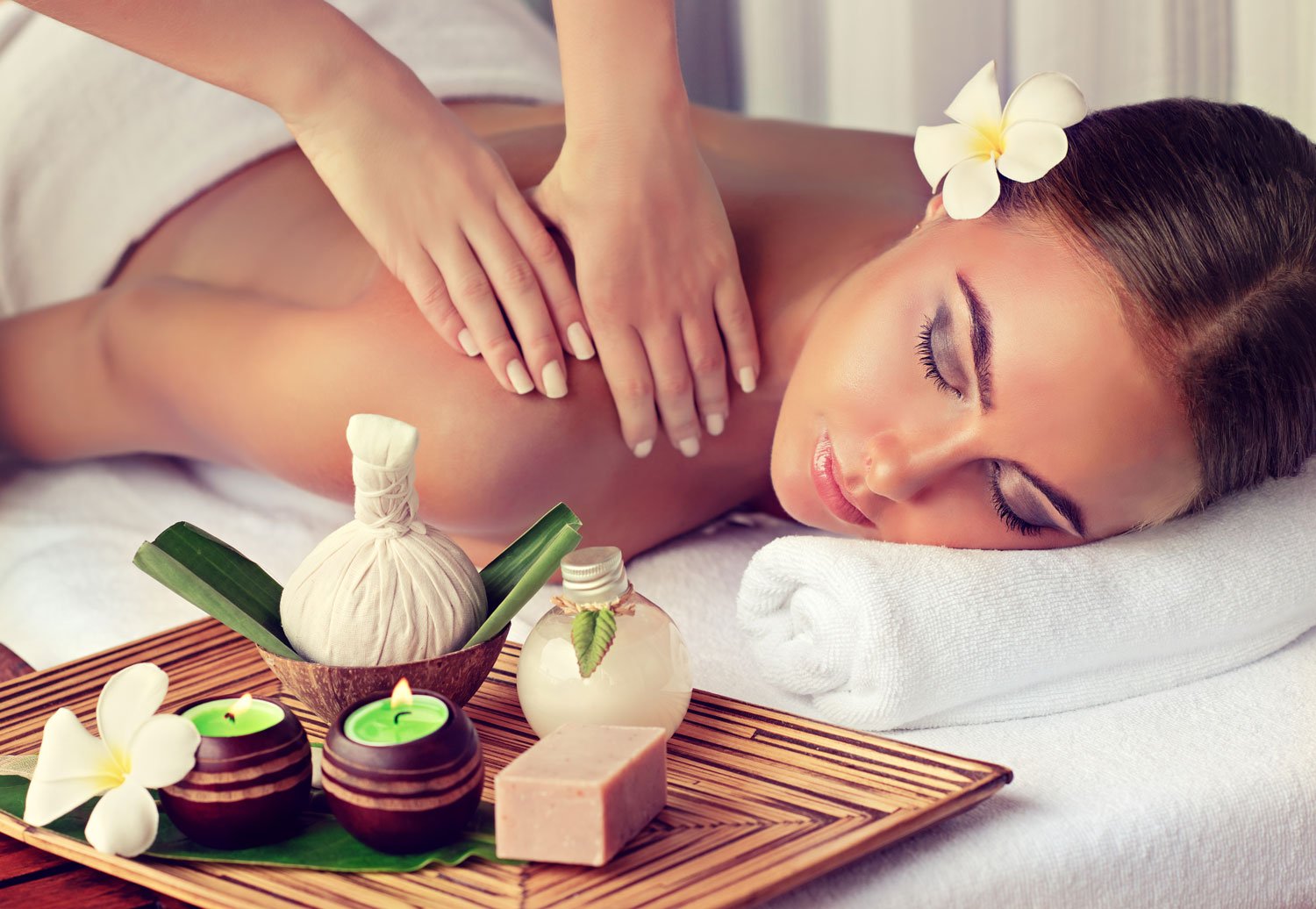 Woman-is-getting-massage-in-the-spa-salon