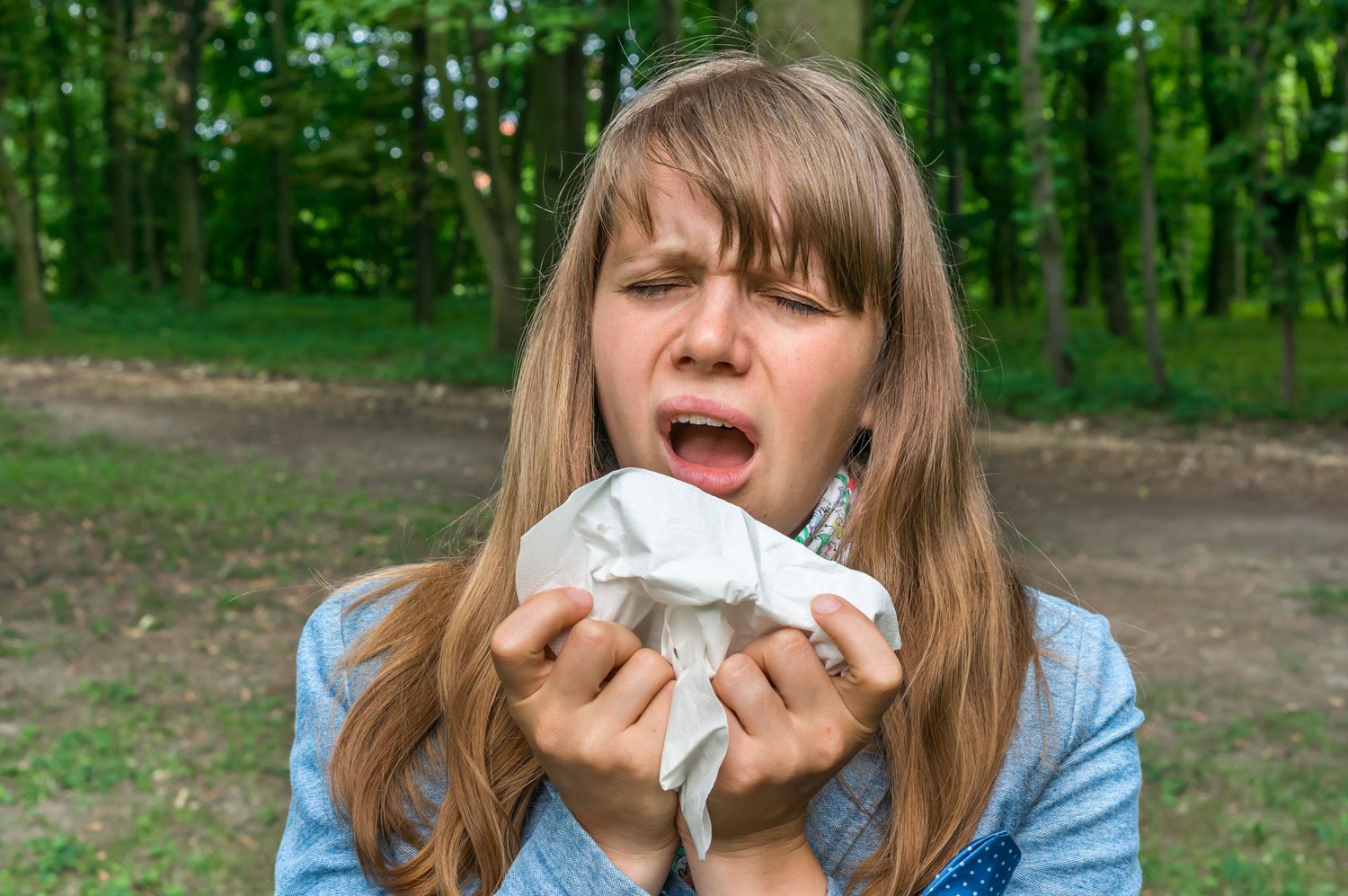 Woman-with-flu-or-allergy-symptoms-in-park